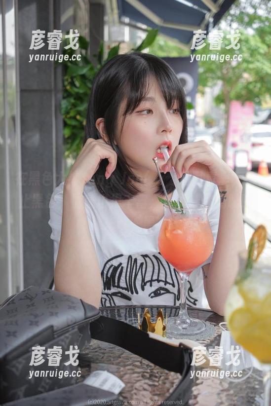 在黑色大神Jang Joo(장주)的写真里，不止黑色，情感也很丰富，分享让你的眼睛越来越‘黑’！